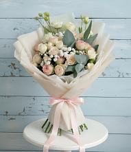 Букет цветов из:  Розы и Лизиантусы в Старой Рузе