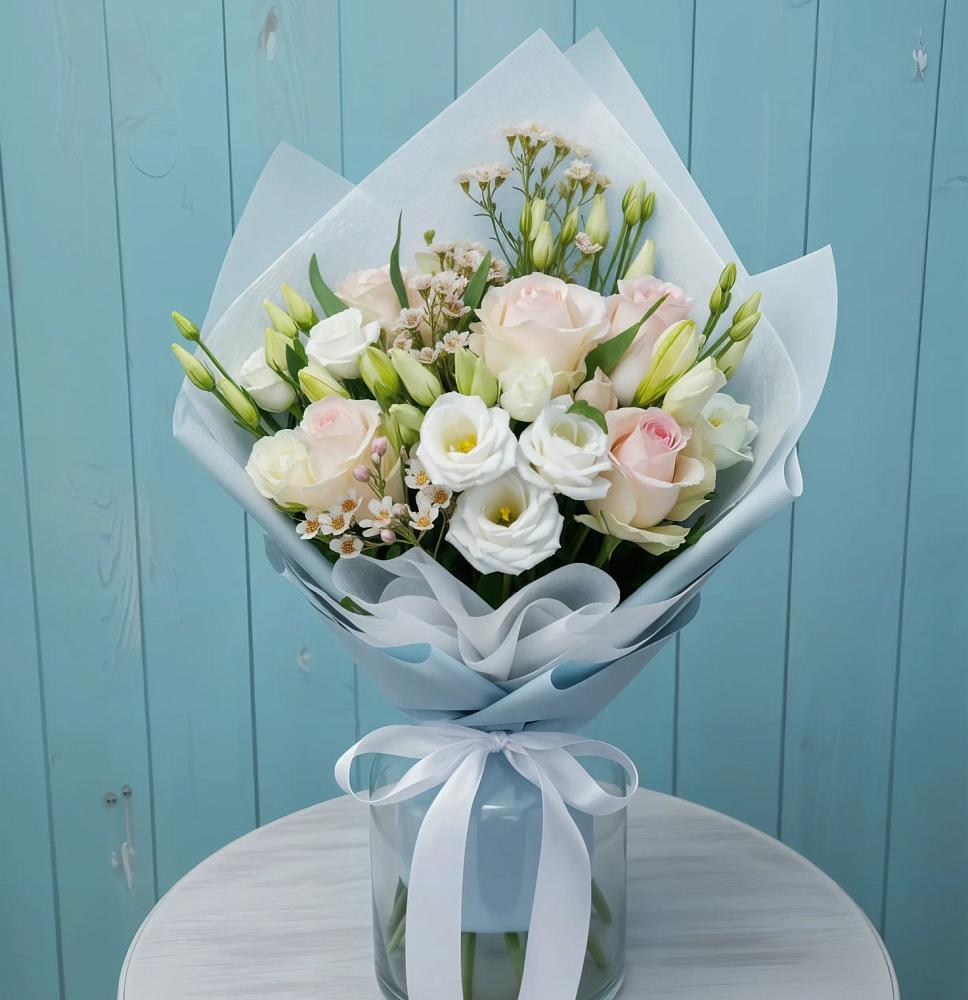 Букет цветов из: Розы и Лизиантусы в Старой Рузе