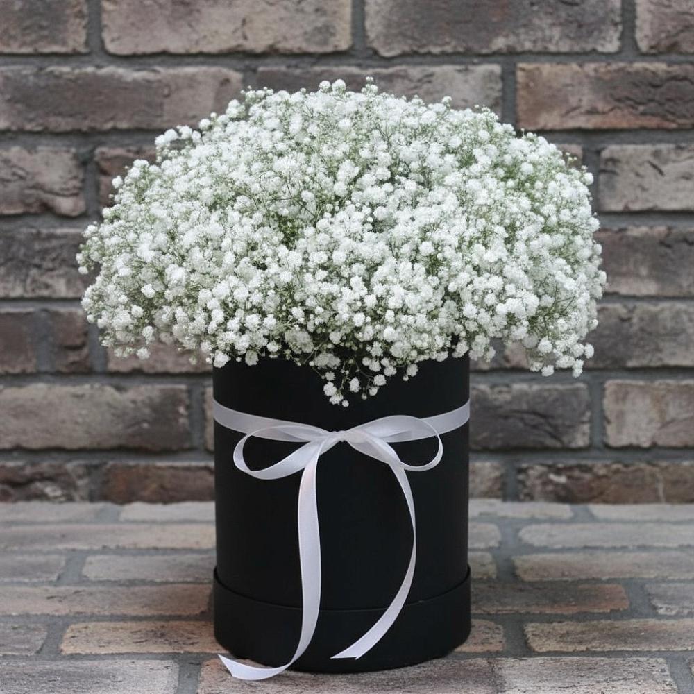 Цветочная композиция из Гипсофила в шляпной коробке в Старой Рузе