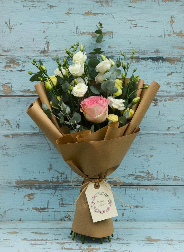 Букет цветов из: Розы и Лизиантусы в Старой Рузе