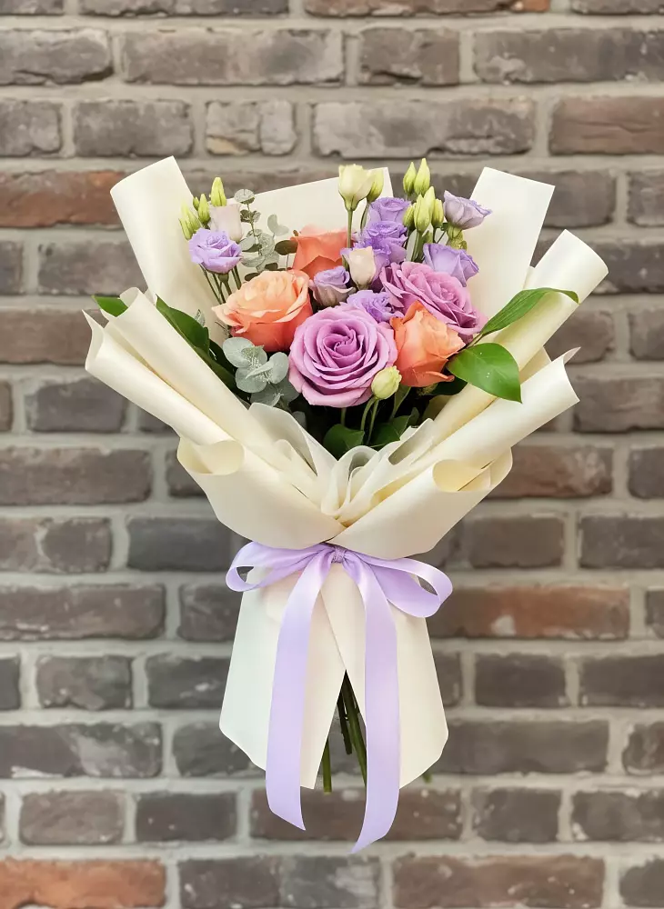 Букет цветов из: Лизиантусы и Розы в Старой Рузе