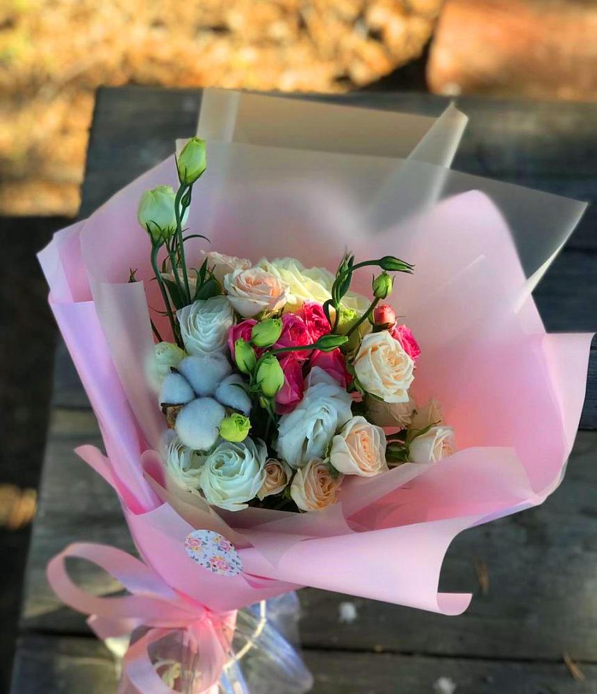 Букет цветов из: Розы и Лизиантусы в Старой Рузе