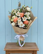 Букет цветов из:  Альстромерии, Лизиантусы, Розы и Хризантемы в Старой Рузе