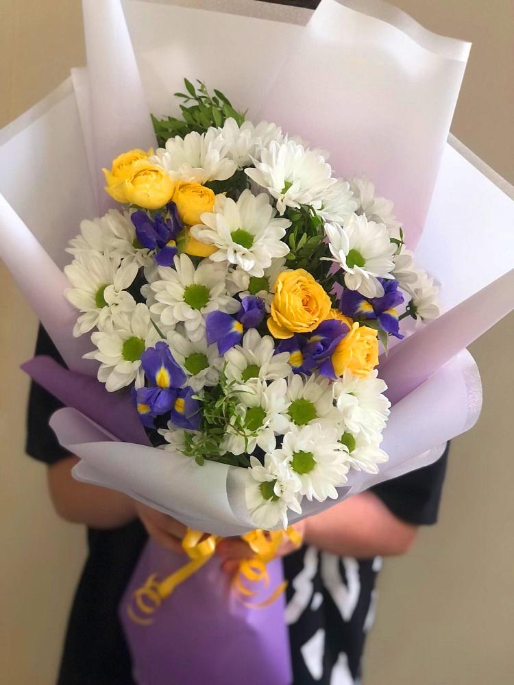 Букет цветов из: Ирисы, Хризантемы и Розы в Старой Рузе