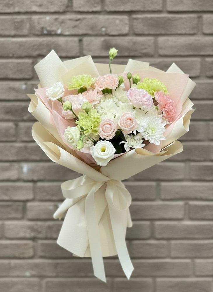Букет цветов из: Гвоздики, Розы, Лизиантусы и Хризантемы в Старой Рузе