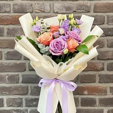 Букет цветов из:  Лизиантусы и Розы в Старой Рузе