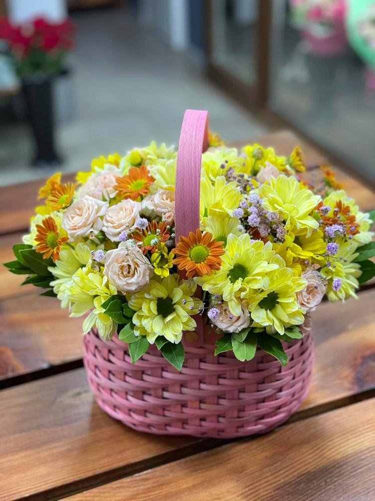 Цветочная композиция из Хризантемы и Розы в корзине в Старой Рузе