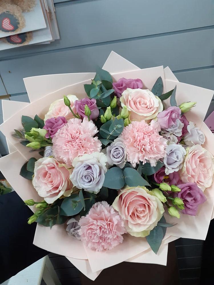 Букет цветов из: Розы, Гвоздики и Лизиантусы в Старой Рузе