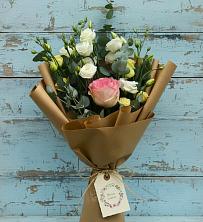 Букет цветов из:  Розы и Лизиантусы в Старой Рузе