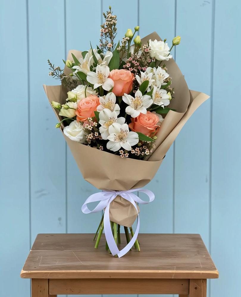 Букет цветов из: Альстромерии, Лизиантусы, Розы и Хризантемы в Старой Рузе