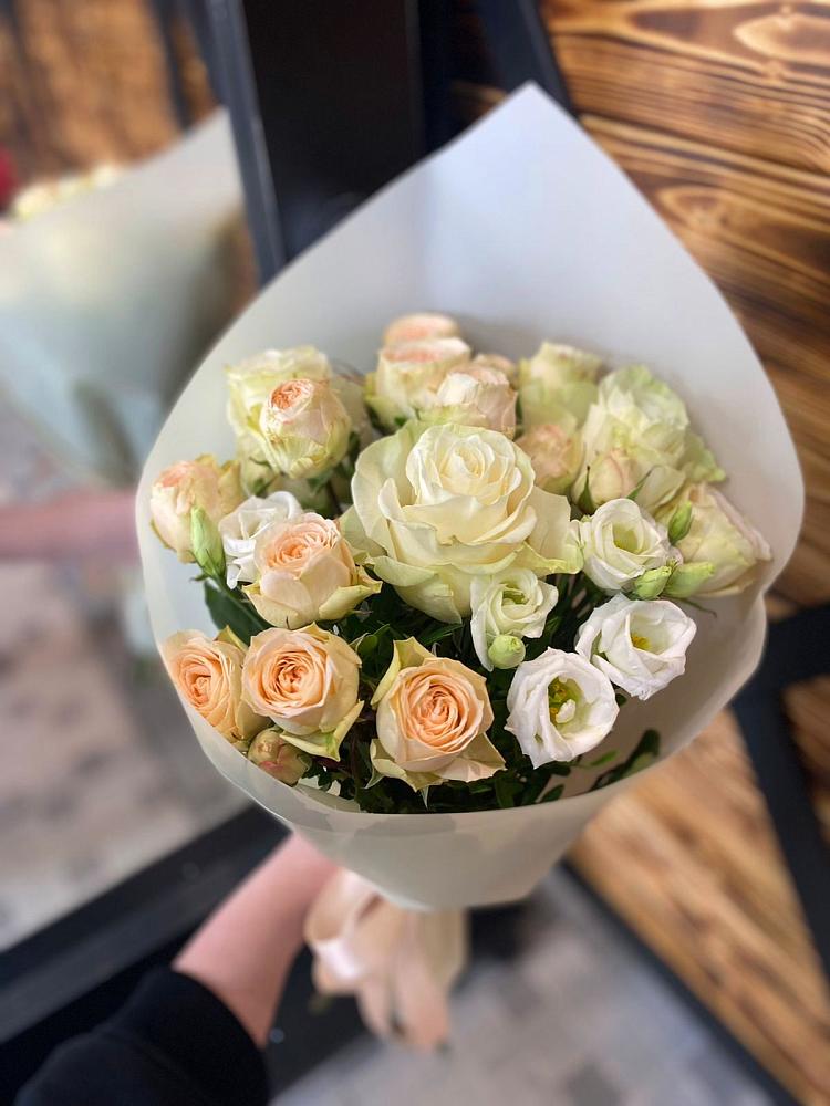 Букет цветов из: Розы и Лизиантусы в Старой Рузе