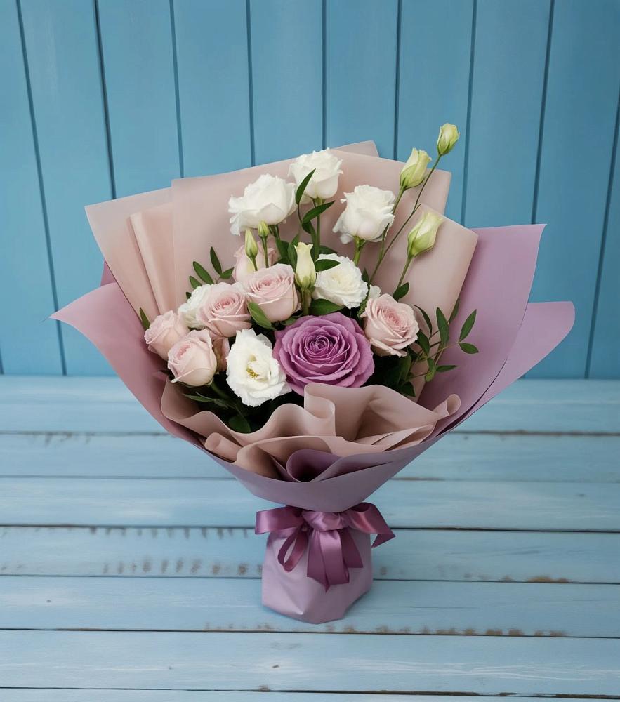 Букет цветов из: Розы и Лизиантусы в Старой Рузе